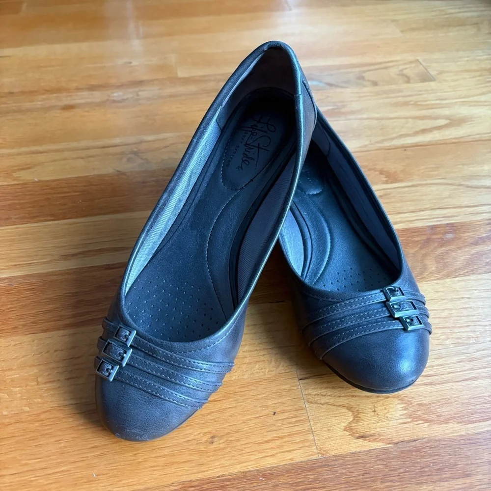 Life Stride Grey Low Wedges with Buckle Accents Size 8M - Picture 1 of 6